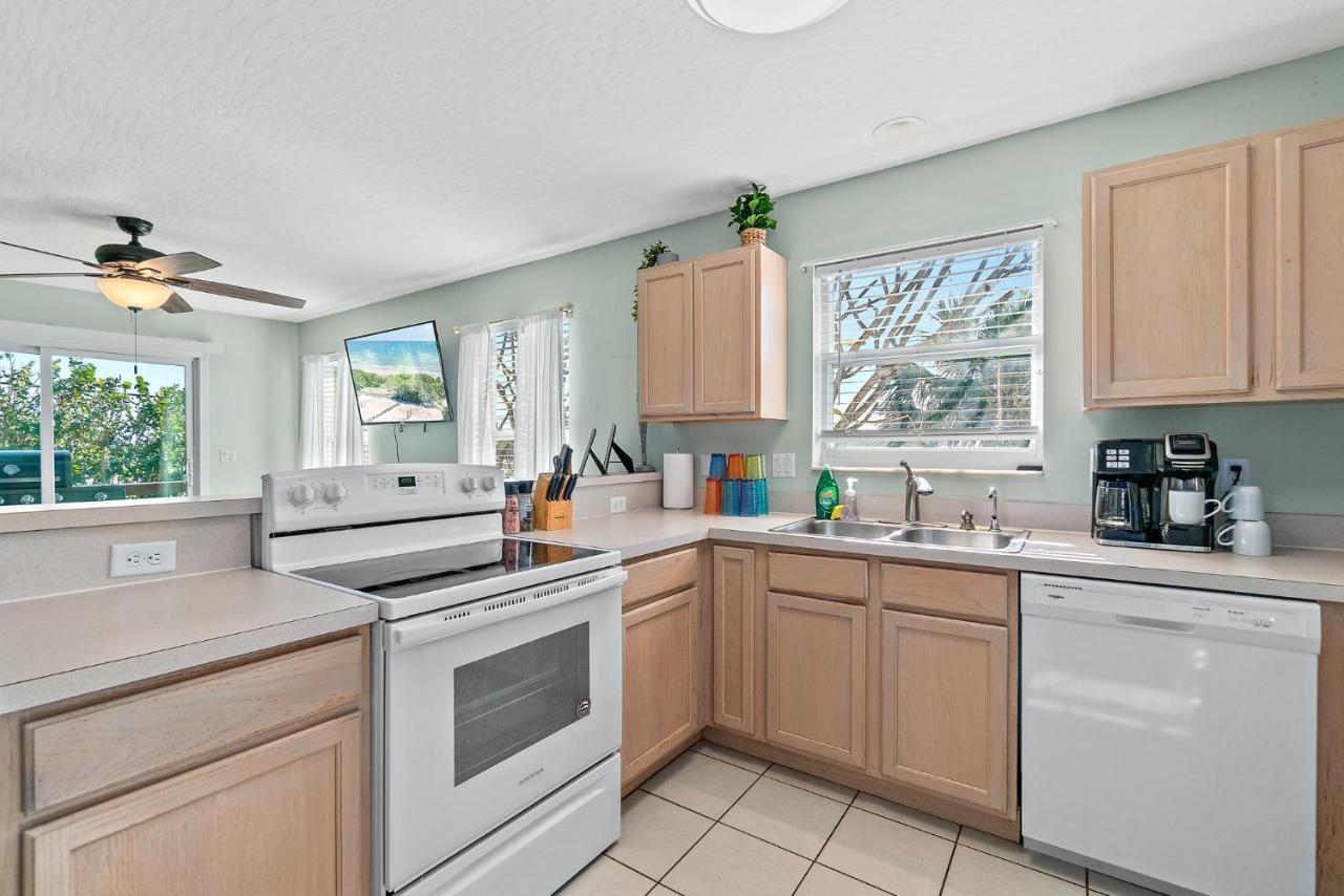 Surfside Paradise Retreat - 3Br And 2Ba Duplex, Grill, Dog Friendly - Close To The Beach! Melbourne Exterior photo
